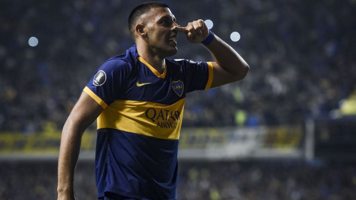 Ramón Ábila festejando un gol con Boca Juniors en La Bombonera
