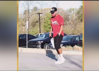 Josef muestra su apoyo con este jersey en el Opening Day