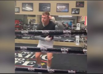 Canelo presume sus pasos de baile en el ring de entrenamiento
