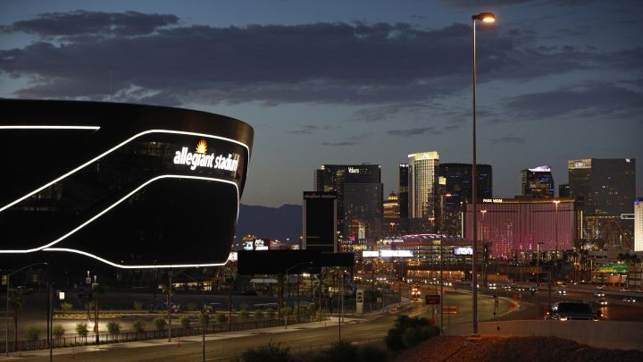 Allegiant Stadium en Las Vegas, Nevada, de noche.