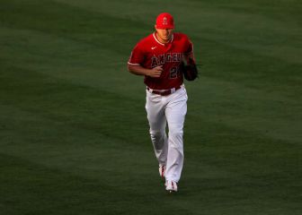 Trout abandona juego de los Angels tras un hit-by-pitch