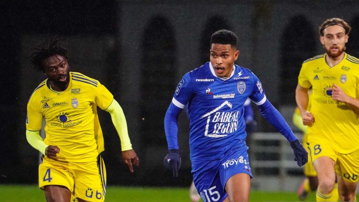 Rayan Raveloson en duelo de la Ligue 2 entre Troyes y Pau.