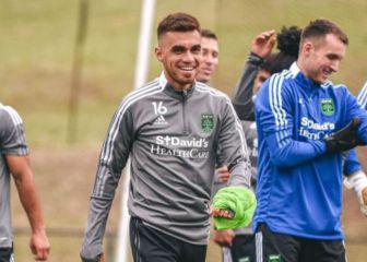 ¡Insólito! Defensor de Austin trata de evitar un pase y se lesiona