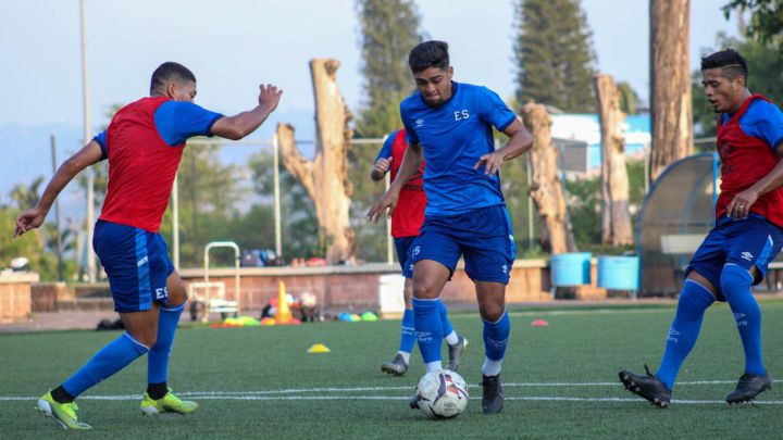 Tercera sesión de entrenamiento de viernes por la tarde para la Selección de El Salvador; Jairo Henríquez en posesión del balón.