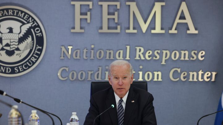El presidente de los Estados Unidos, Joe Biden, visitó la sede de la Agencia Federal para el Manejo de Emergencias (FEMA) para recibir información sobre la temporada de huracanes en el Atlántico. 