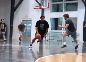 ¿Futuro en la NBA?Myles Garrett muestra sus habilidades como basquetbolista