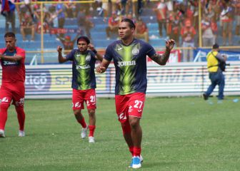 Gullit Peña rompe sequía de títulos con CD FAS