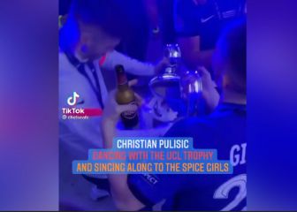 Pulisic bailando al ritmo de Spice Girls junto a la copa de la Champions