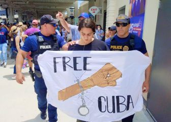Joven cubana protesta en Preolímpico de Béisbol