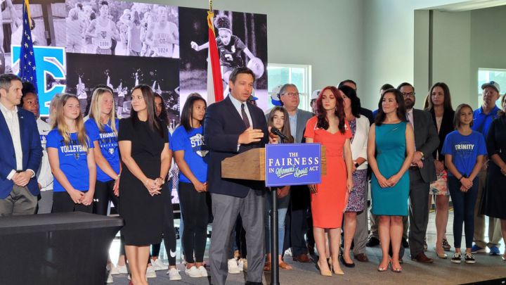 El gobernador de Florida, Ron DeSantis, firmó una ley que prohíbe a las mujeres trans participar en competencias deportivas femeninas en las escuelas.