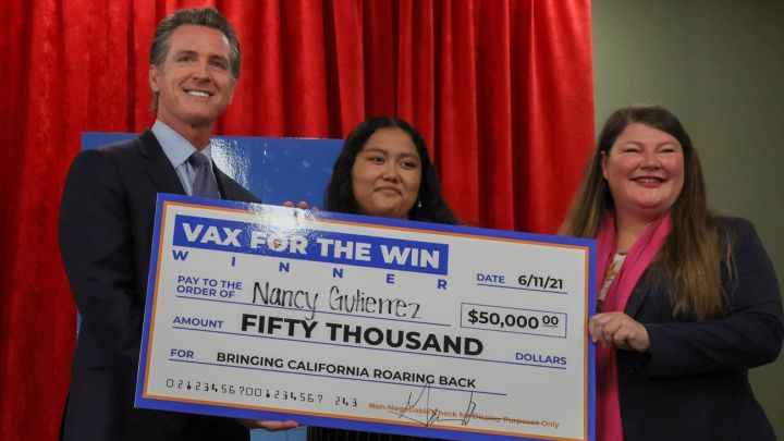 Gobernador de California, Gavin Newsom, con una de las ganadoras de 'Vax for the win'