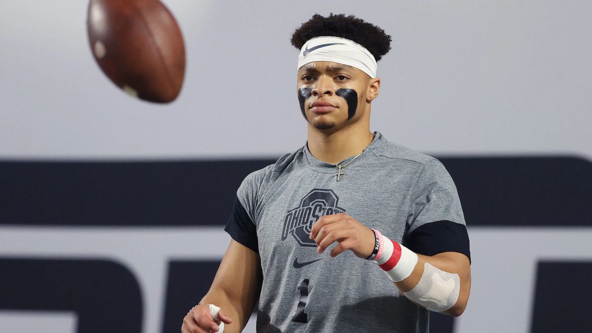 Justin Fields: Andy Dalton me ha arropado totalmente - Vimarsana News