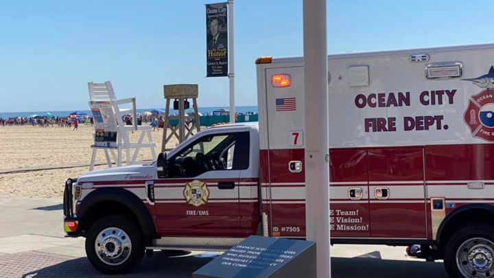 Camión del Departamento de Bomberos de Ocean City antendiento un llamado en la playa por una explosión accidental de fuegos artificiales