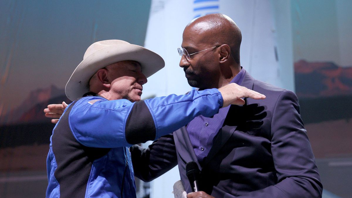 Jeff Bezos premia con 100 millones de dólares al colaborador de CNN, Van Jones - Vimarsana News