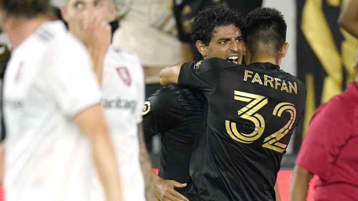 Carlos Vela celebra con Marco Farfan su gol anotado ante Real Salt Lake.