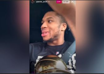 Así presume sus trofeos Giannis Antetokounmpo tras ganar la NBA