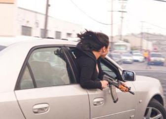 Mujer es vista asomándose de un auto con un AK-47