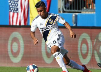 Efraín Álvarez brilla en la ausencia de Chicharito