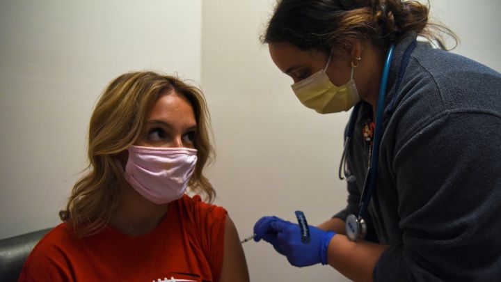 Mujer recibiendo la vacuna contra el coronavirus
