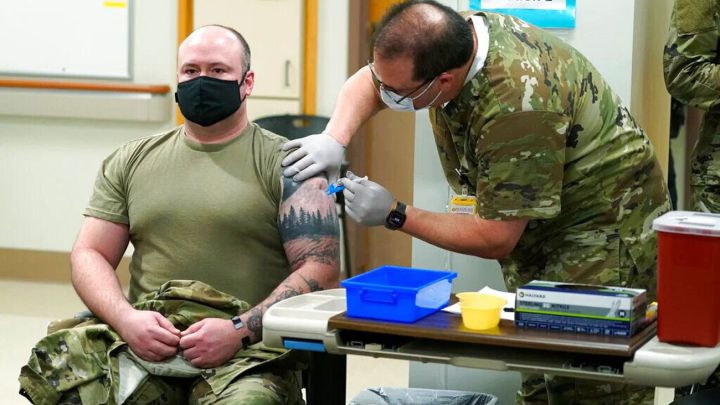 Militar recibiendo la vacuna contra el COVID-19