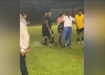 ¡De película! Árbitro hondureño se defiende con arma en pleno partido
