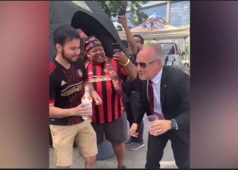 Presidente de Atlanta United comparte un trago con aficionados afuera del estadio