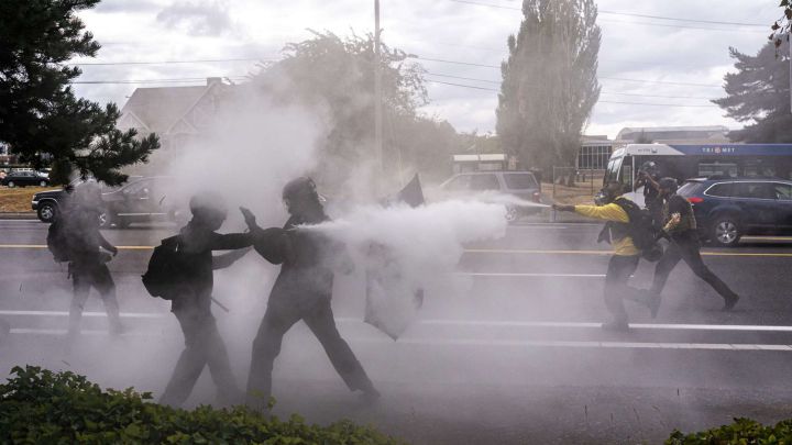 Proud Boys y Antifa se enfrentan en el noreste de Portland - AS USA