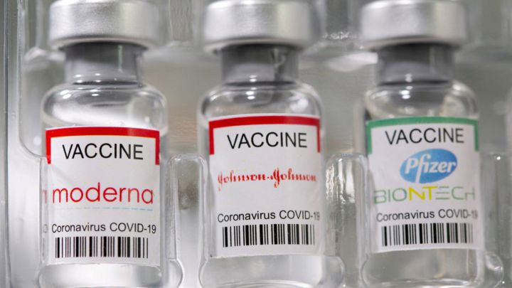 Viales de las vacunas contra el COVID-19 de Moderna, Johnson & Johnson y Pfizer