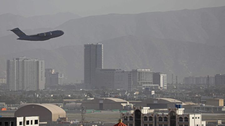 Aeronave de la fuerza aérea estadounidenses saliendo del aeropuerto militar en Kabul