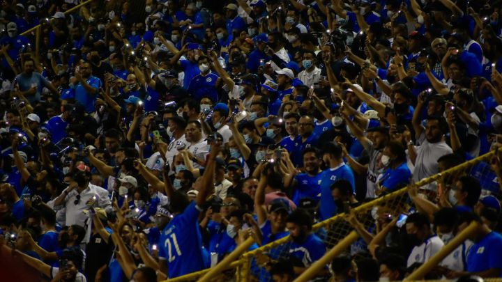Afición enciende celulares tras apagón momentáneo en el Cuscatlán durante partido de Eliminatoria CONCACAF entre El Salvador y Honduras.