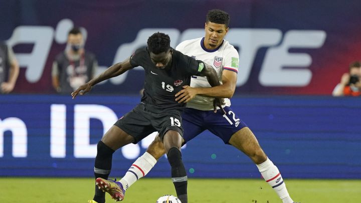 Alphonso Davies pelea por el balón con Miles Robinson en partido de Estados Unidos ante Canadá en Eliminatoria CONCACAF.
