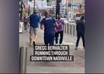 Berhalter es captado en una carrera por el centro de Nashville antes del partido de USMNT