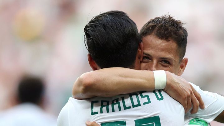 Carlos Vela festeja con Javier "Chicharito" Hernández tras la anotación de un penalit de México ante Corea del Sur en Mundial de Rusia 2018.