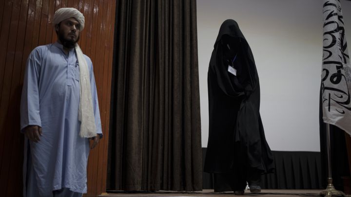 La llegada de los talibanes al poder en Afganistán significó inseguridad para las juezas afganas. ¿Por qué se esconden y cómo se les protege?