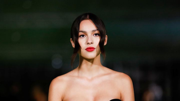 Olivia Rodrigo asistió a la gala de apertura del Academy Museum of Motion Pictures, donde deslumbró con un arriesgado vestido de Yves Saint Laurent.
