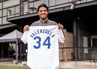 Carlos Vela posa con jersey que le obsequió el Toro Valenzuela