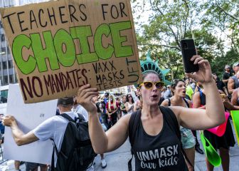 Maestros buscan bloquear mandato de vacunación en NYC