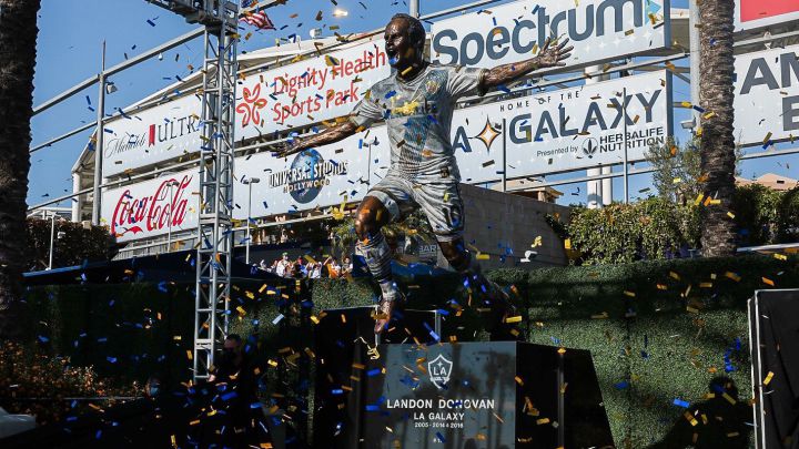 Develan la estatua de Landon Donovan en LA Galaxy