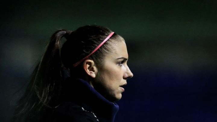 Alex Morgan en calentmaniento previo para partido de la Premier League femenina entre Tottenham y Bristol.