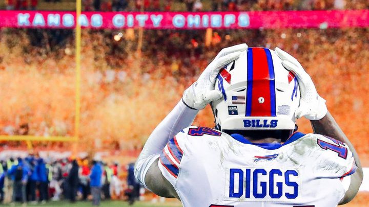 Steffon Digs contempla la celebración de los Chiefs en la derrota de los Bills en la Final de la AFC 2020
