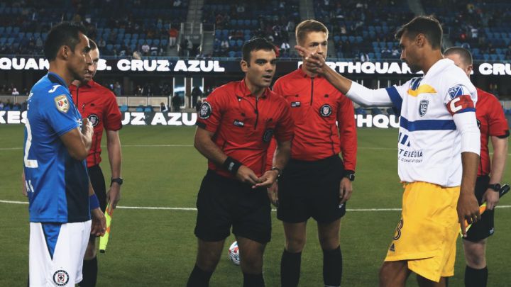 Rafael Baca y Chris Wondolowski van al volado en partido amistoso de Cruz Azul contra San Jose Earthquakes en el PayPal Park.