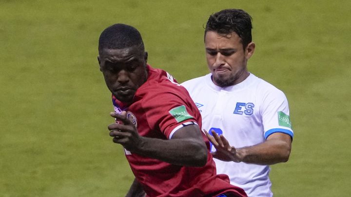 Joel Campbell pelea por el balón con el salvadoreño Joshua Péreze en partido de Costa Rica ante El Salvador.