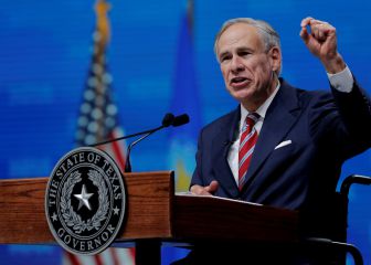 Gobernador de Texas emite orden que prohíbe mandatos de vacunación