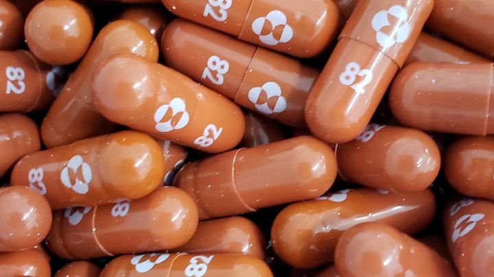 La farmacéutica Merck pidió a la FDA que autorice el uso de emergencia de su nueva píldora para tratar el COVID-19. ¿Cómo funciona? Aquí los detalles.