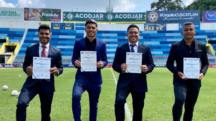 Fito Zelaya y compañeros presentan su titulación como directores técnicos en el Estadio Cuscatlán.