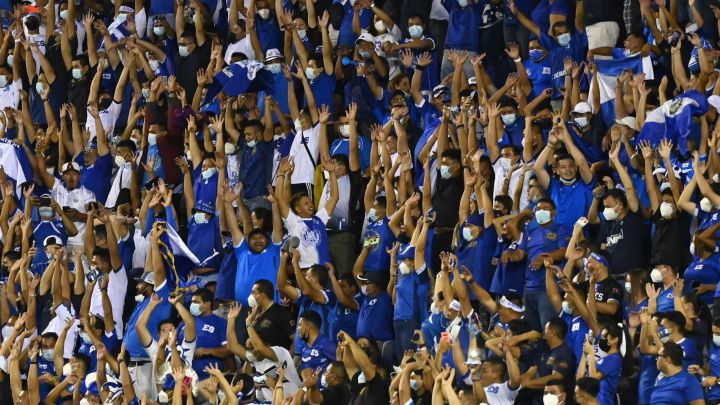 FIFA sanciona a El Salvador por conducta discriminatoria de la afición