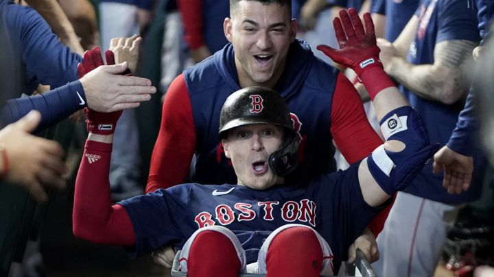 Kiké Hernández festeja en el dugout de los Boston Red Sox.