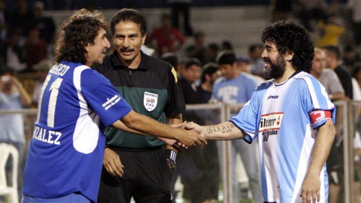 Mágico y Maradona durante un partido de carácter amistoso.