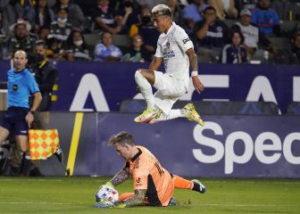 Julián Araujo se aleja del Tri; Galaxy no lo prestaría