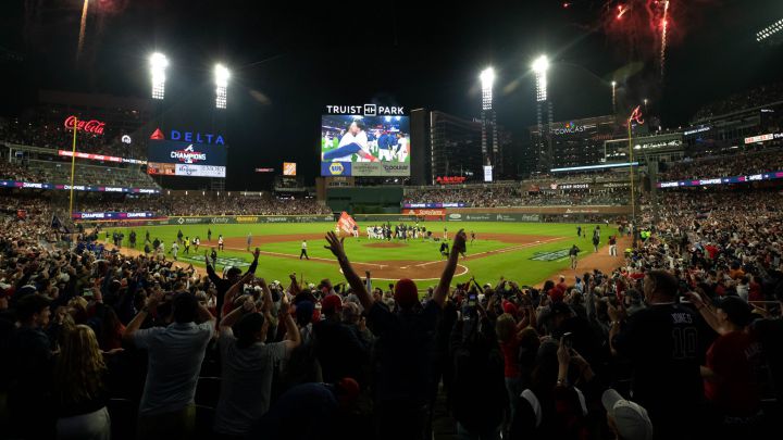 Los aficionados de los Braves festejan el pase a la Serie Mundial